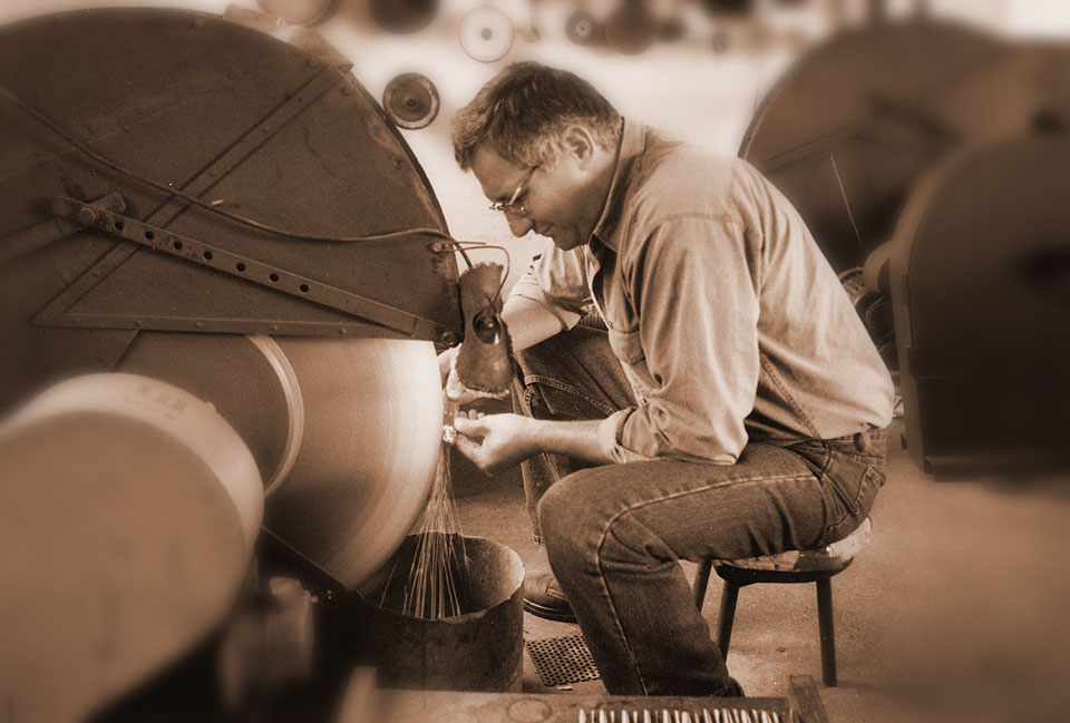 Coltellerie Lepre Maniago sharpening the blade of a knife